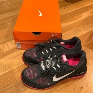 Black and pink Nike dual fusion run 3 sneakers